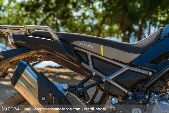 La 450 MT présente une hauteur de selle de 820 mm
