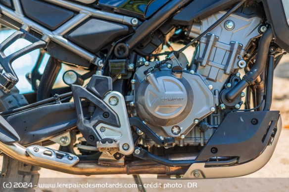 Le bicylindre de 449,5 ch de la CFMOTO 450 MT
