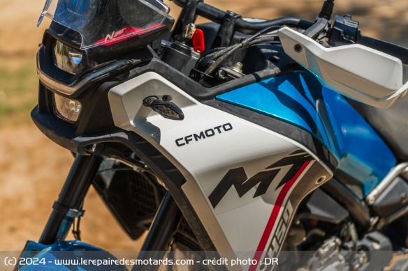 La CFMOTO 450 MT est équipée de pare-mains en série