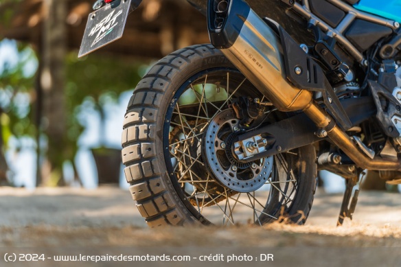 Les pneus à crampons CST de la CFMOTO 450 MT