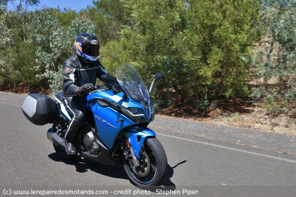 La CF Moto 650 GT en ligne droite