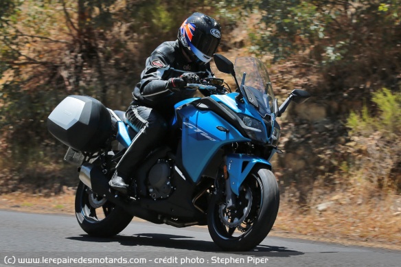 La CF Moto 650 GT en entrée de courbe