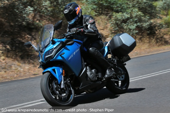 La CF Moto 650 GT en virage