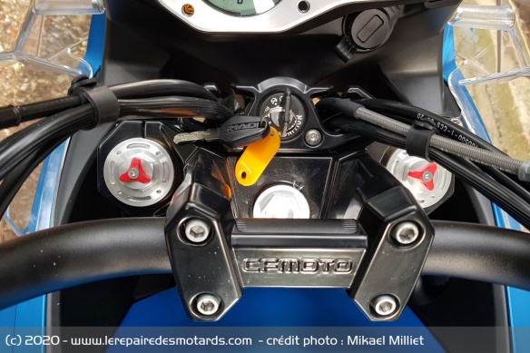 Contact avec la CF Moto 650 MT