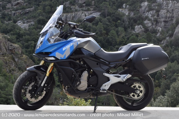 La CF 650 MT affiche une consommation moyenne de 5,4 litres / 100 km