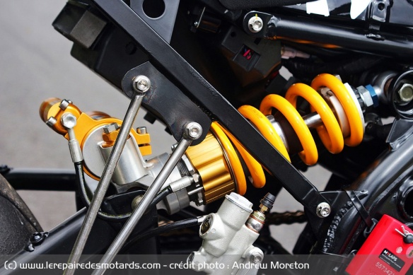 La 650NK-TT est équipée de suspensions Öhlins à l'avant comme à l'arrière