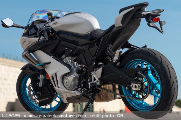 Comme souvent chez CFMOTO, le design est particulièrement soigné