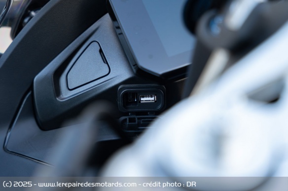 L'électronique est modérée, mais on retrouve tout de même un double port USB