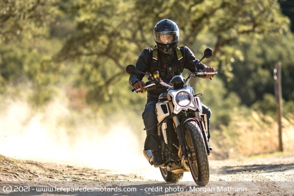 La CF MOTO 700 CL-X Heritage sur les pistes
