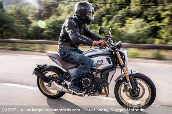 La CF MOTO 700 CL-X Heritage sur route