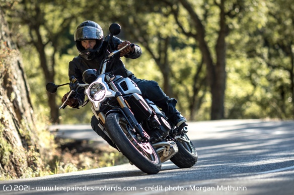 La 700 CL-X Heritage en courbe