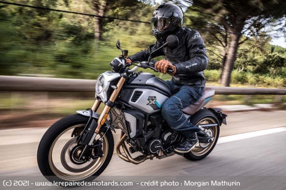 La CF MOTO 700 CL-X Heritage sur voie rapide