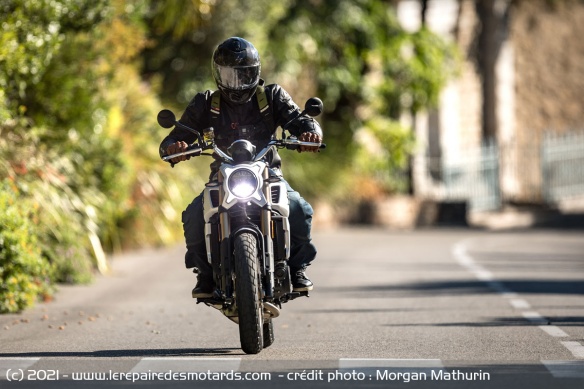 Essai de la CF MOTO 700 CL-X Heritage en ville
