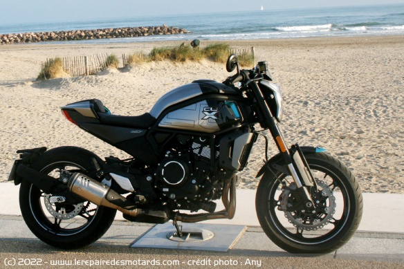 Cette version Sport reprend ainsi ainsi la même plate-forme technique que la 700CL-X