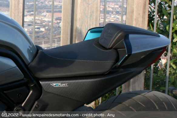 La selle est à 795mm ce qui est très raisonnable