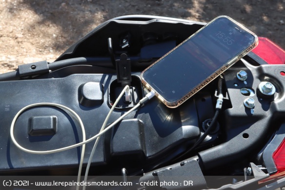 On retrouve un port USB de recharge sous la selle