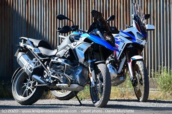 BMW 1250 GS et Honda Africa Twin 1100 côte à côte