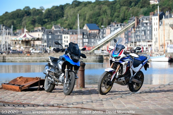 BMW 1250 GS et Honda Africa Twin 1100 en ville