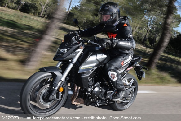 La Honda CB750 Hornet à l'accélération