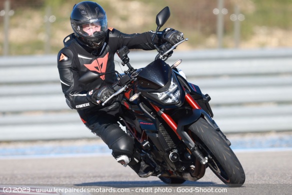Maniabilité de la Honda CB750 Hornet