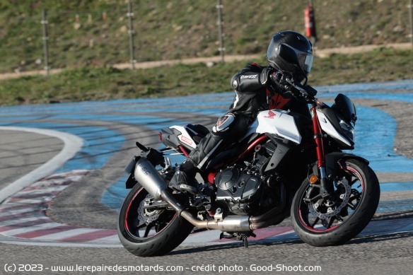 La Honda CB750 Hornet sur circuit
