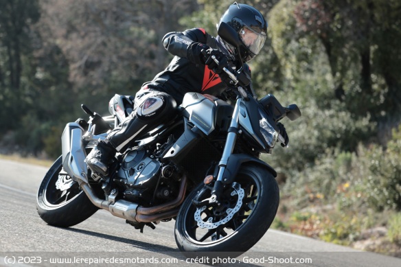 La Honda CB750 Hornet sur route