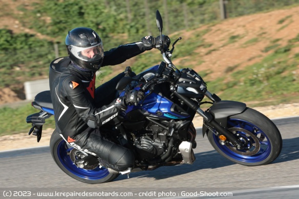 La Yamaha MT-07 en courbe
