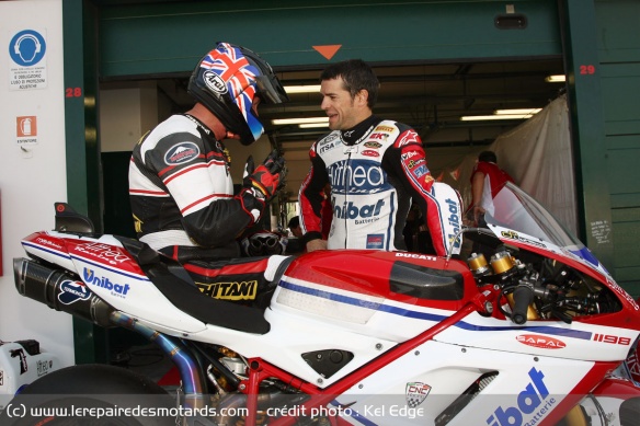 Carlos Checa prodiguant ses conseils avisés sur le pilotage de SA moto