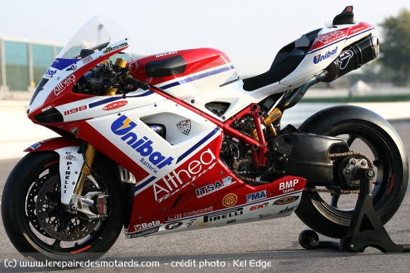 L'empattement long de la Ducati se traduit par une bonne maniabilité, mais aussi une vivacité moindre