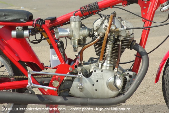 Le moteur monocylindre de 340 cm3 repose en partie sur celui de la Sebring