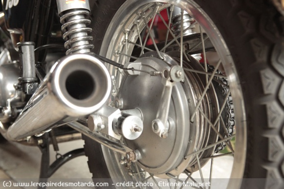 Les premiers modèles de GT étaient munis d'un frein AR à tambour à double came. En 1972, Ducati a jugé bon de revenir au système simple came.