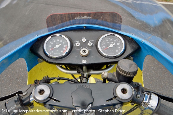 Pas question d'alourdir encore la moto en durcissant l'amortisseur de direction