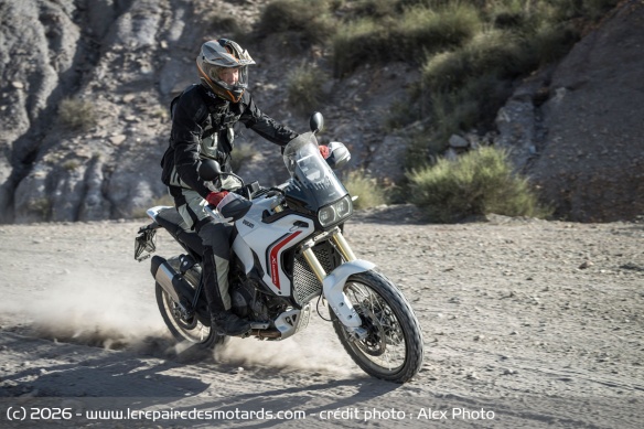 Le mode Enduro permet d'ajuster les assistances à l'off-road en réduisant la puissance pour un contrôle plus précis de la moto