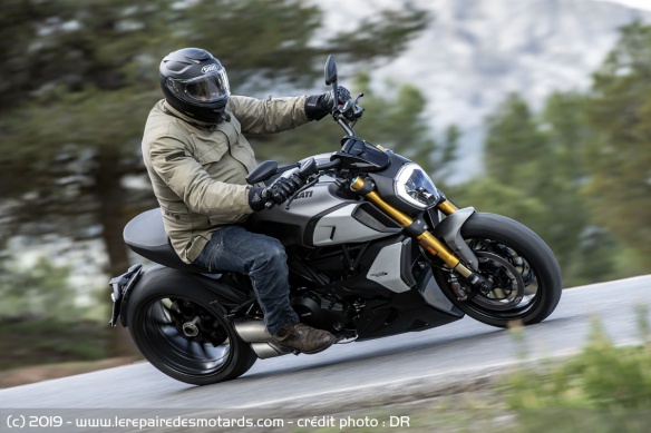 L'énorme pneu de 240 ne grève en rien l'agilité de la Diavel 1260