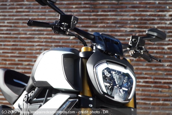 Le phare avant à LED est accompagné d'un mode diurne DRL