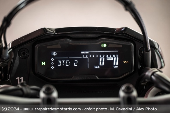Le compteur LCD de 3,8 pouces n'est pas le lisible de la catégorie