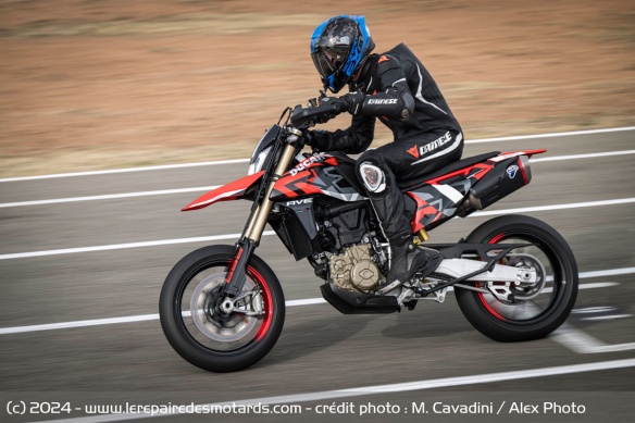 L'Hypermotard Mono fait étalage de son agilité sur le sinueux tracé du Kartodromo Internacional Lucas Guarrara
