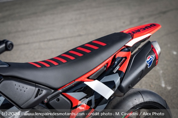 La selle de la Ducati Hypermotard 698 Mono RVE