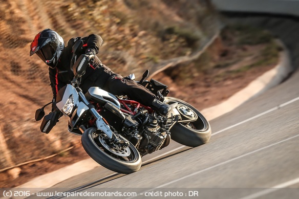 Ducati Hypermotard 939 sur départementale et sur l'angle