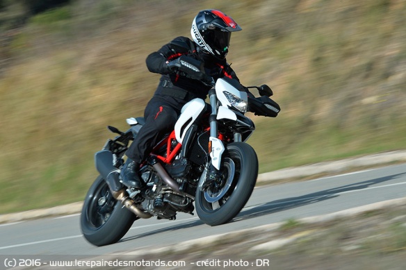 Ducati Hypermotard 939 sur nationale roulante