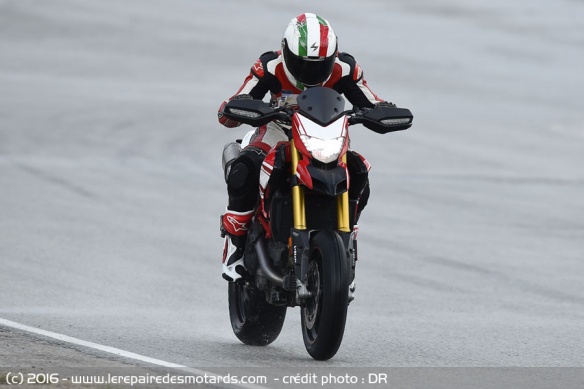 Ducati Hypermotard 939 sur piste