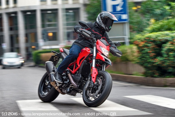 Ducati Hypermotard 939 en ville