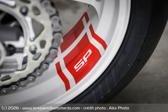 La roue arrière de la Ducati Hypermotard V2 SP