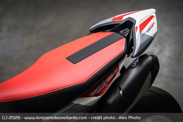 La selle monobloc de la Ducati Hypermotard V2 SP