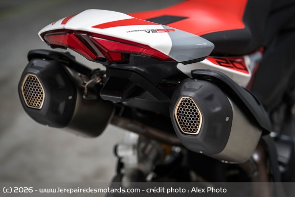 Le double échappement sous la selle de la Ducati Hypermotard V2 SP