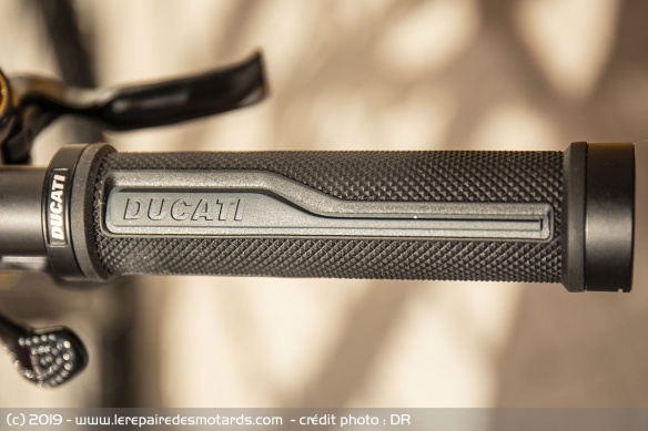 Un guidon avec Ducati incrusté dans les poignées