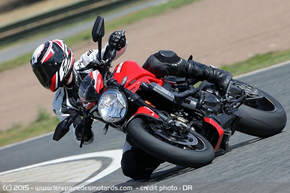 Ducati Monster 1200 R sur l'angle
