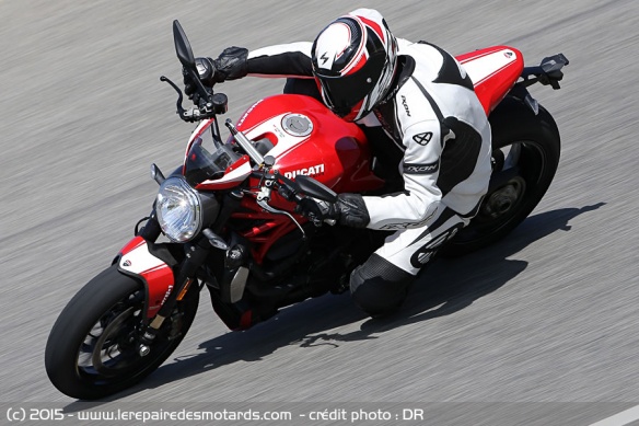 Ducati Monster 1200 R sur circuit