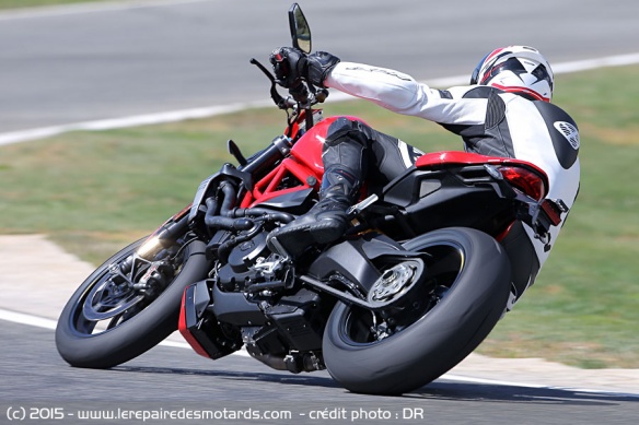 Ducati Monster 1200 R en virage