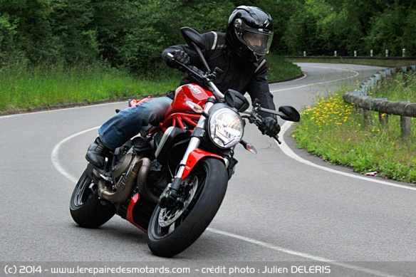 Ducati Monster 1200 sur départementale